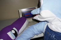 Krenwel and Senfril looking at a picture of Kugee on Razorback using a Compaq Armada 7770DMT